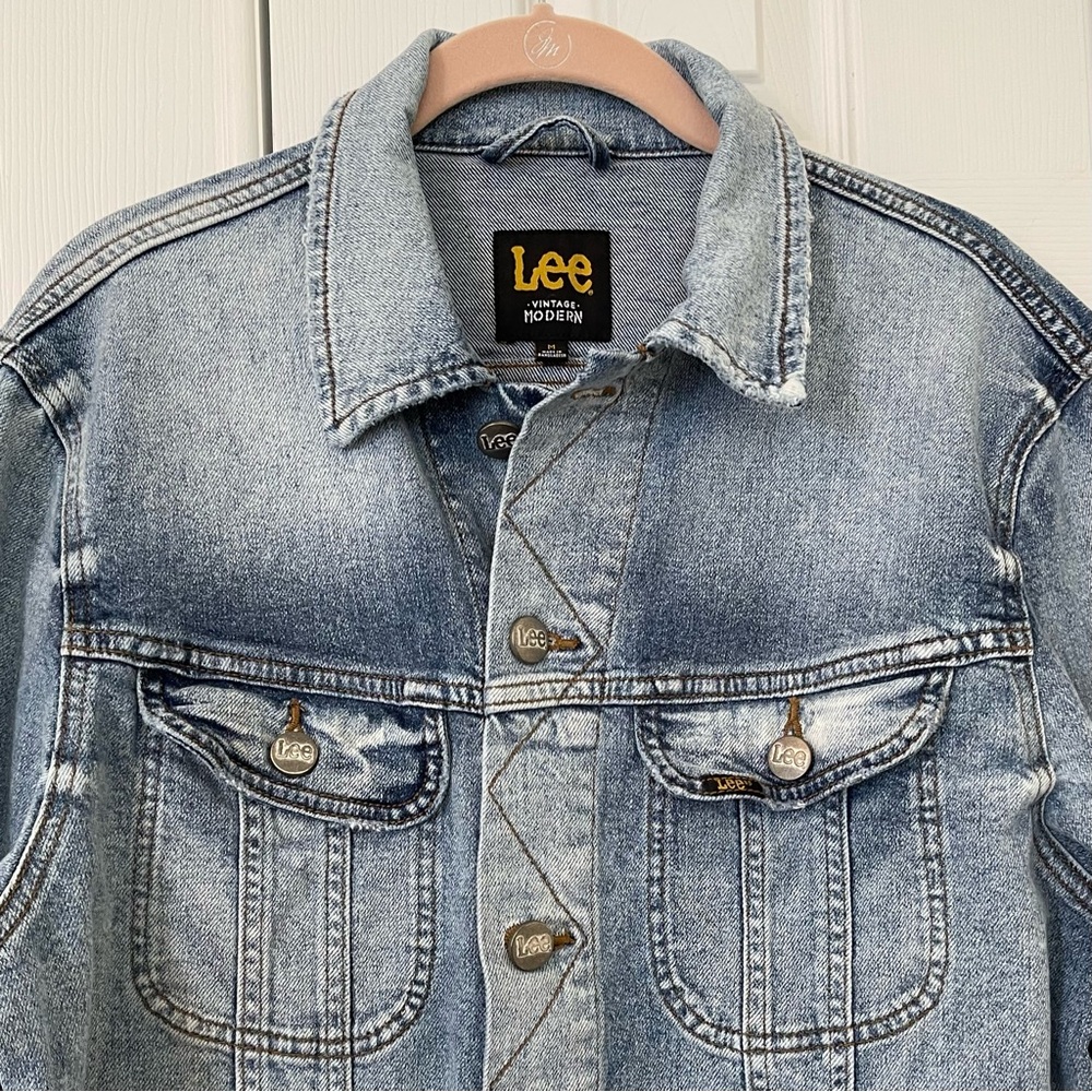 Lee Men’s Light Wash Distressed Denim Jean Jacket - Picture 4 of 14